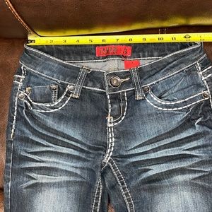 Low-rise dark wash capris